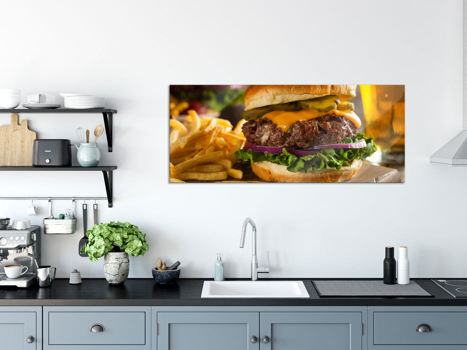 Saftiger Chili Cheese Burger, Glasbild Panorama