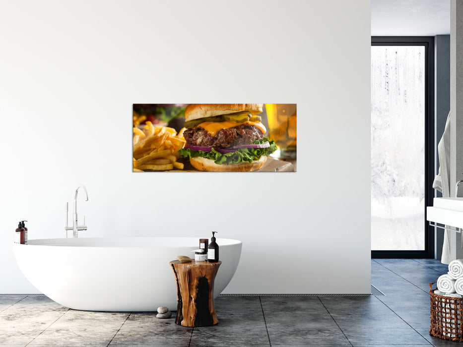 Saftiger Chili Cheese Burger, Glasbild Panorama