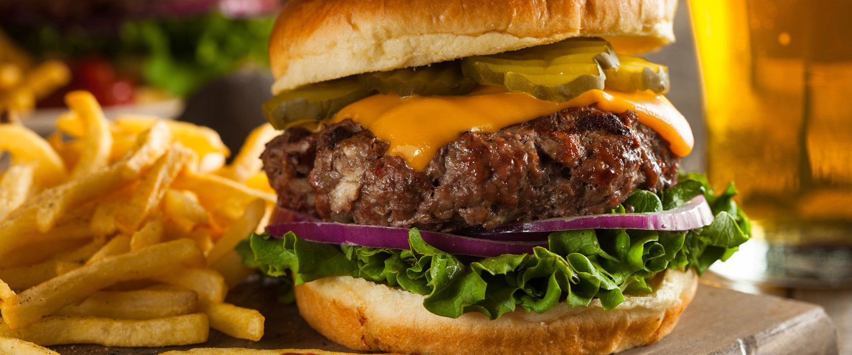 Saftiger Chili Cheese Burger, Glasbild Panorama