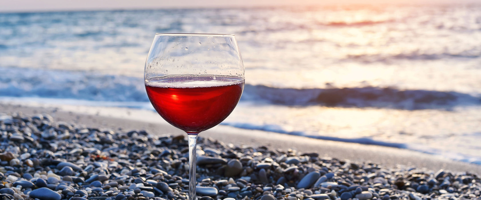 Weinglas am Strand, Glasbild Panorama