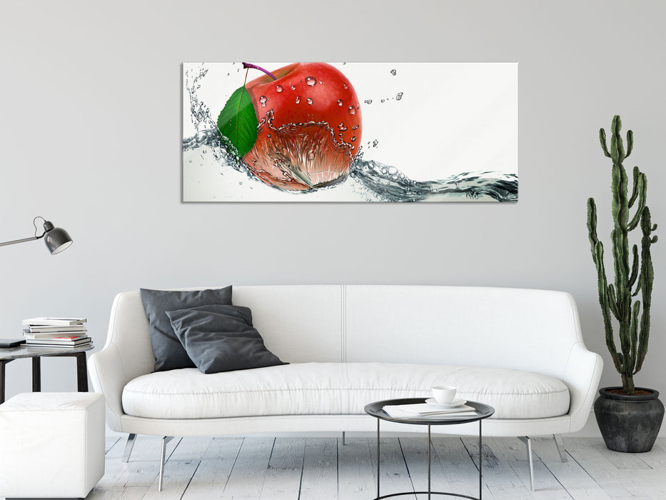 Köstlicher Apfel fällt ins Wasser, Glasbild Panorama