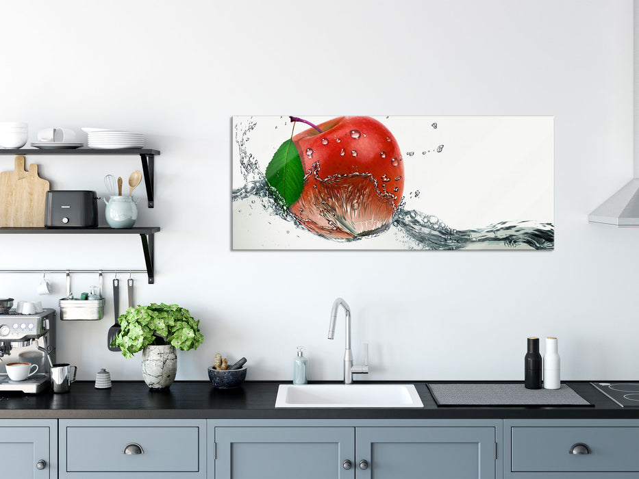Köstlicher Apfel fällt ins Wasser, Glasbild Panorama