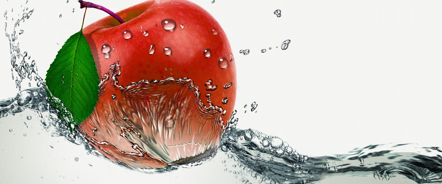Köstlicher Apfel fällt ins Wasser, Glasbild Panorama