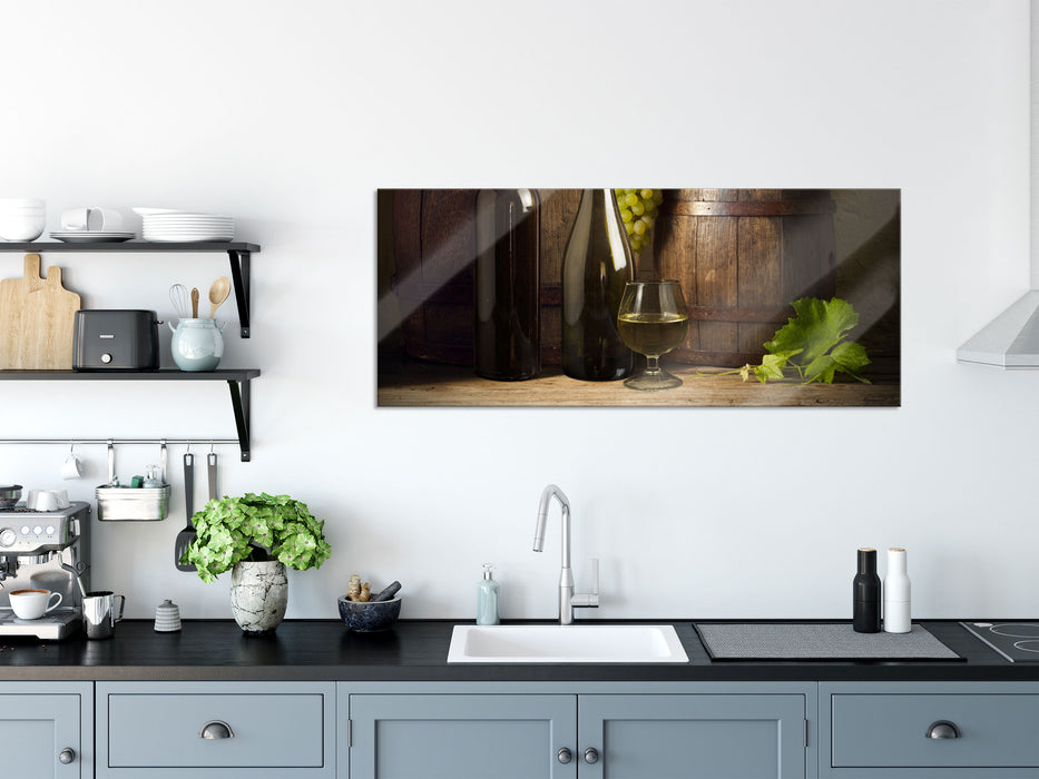 Fässer mit Weintrauben und Wein, Glasbild Panorama