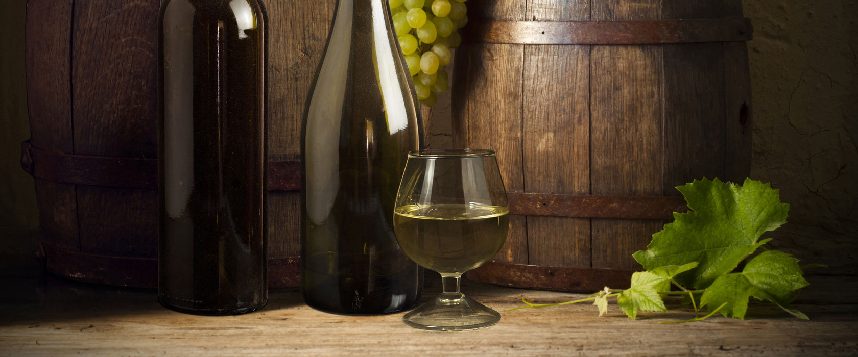 Fässer mit Weintrauben und Wein, Glasbild Panorama