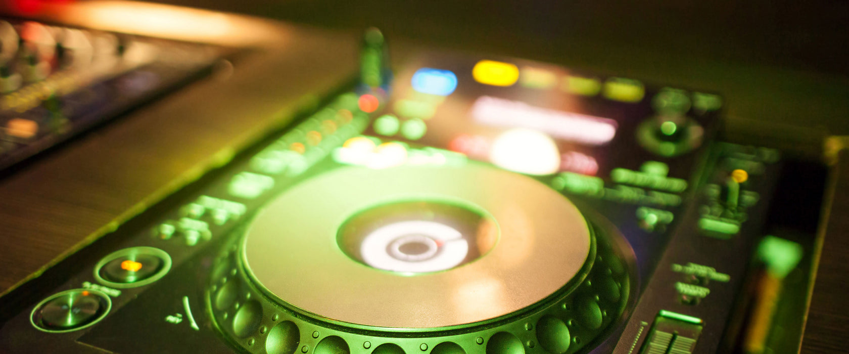 Grün beleuchteter DJ Pult, Glasbild Panorama