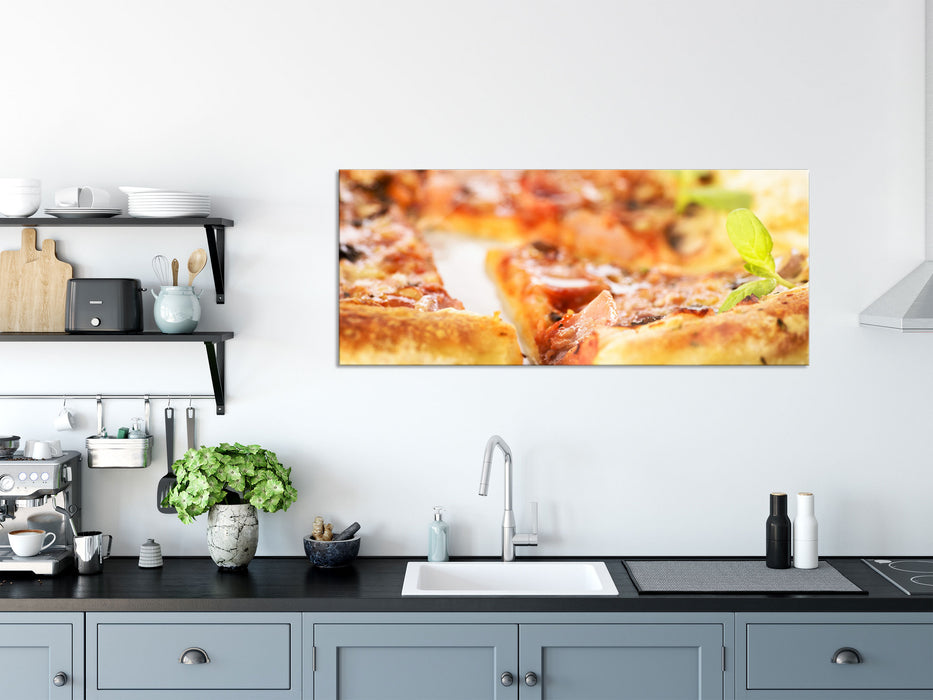 Frischgebackene Pizza, Glasbild Panorama