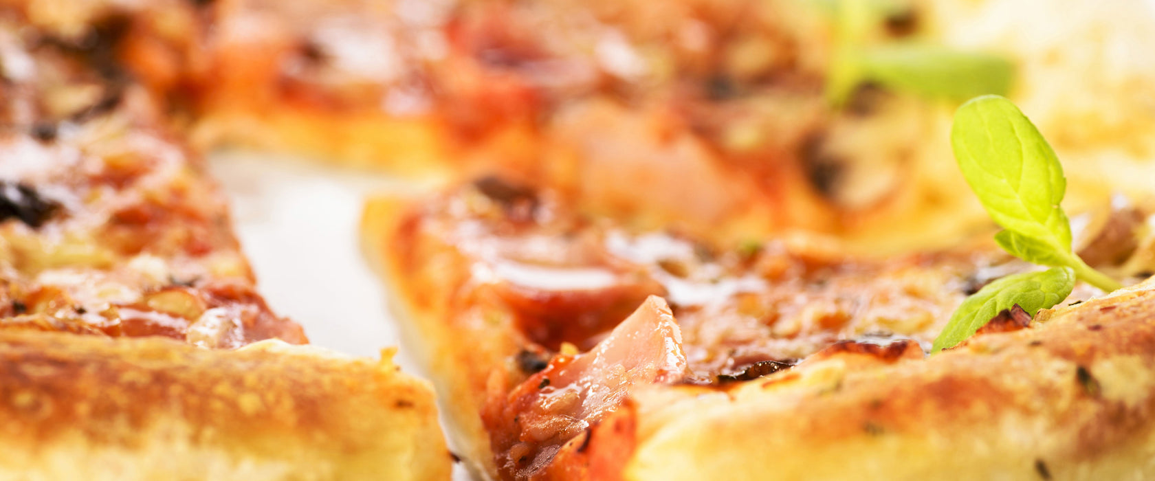 Frischgebackene Pizza, Glasbild Panorama