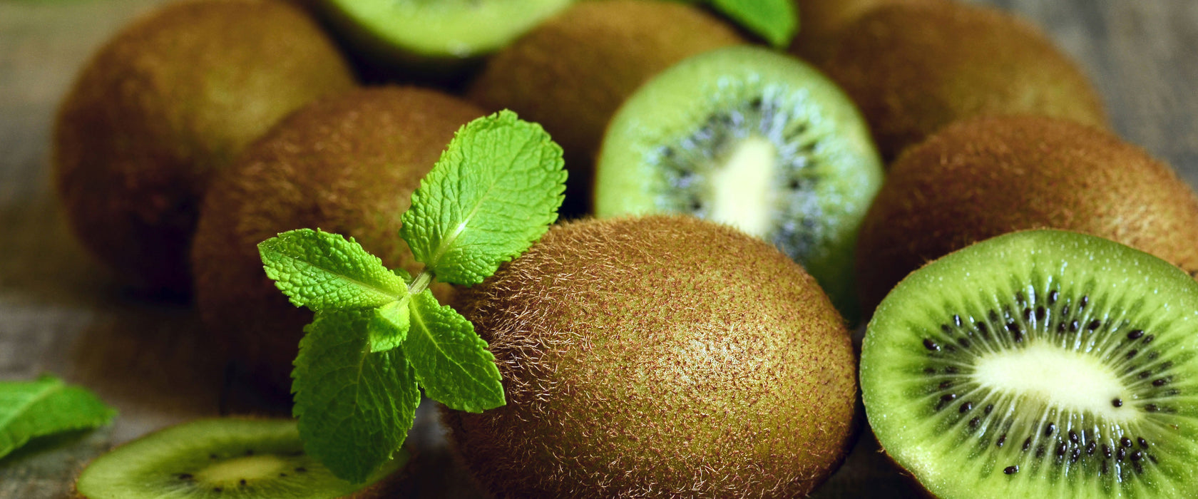 Kiwis auf Holztisch, Glasbild Panorama