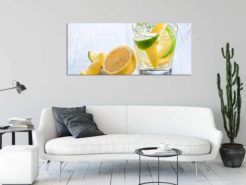 Gin Tonic Shot mit Zitronen, Glasbild Panorama