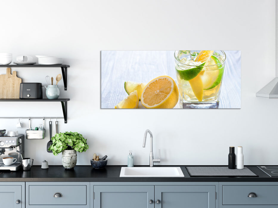 Gin Tonic Shot mit Zitronen, Glasbild Panorama