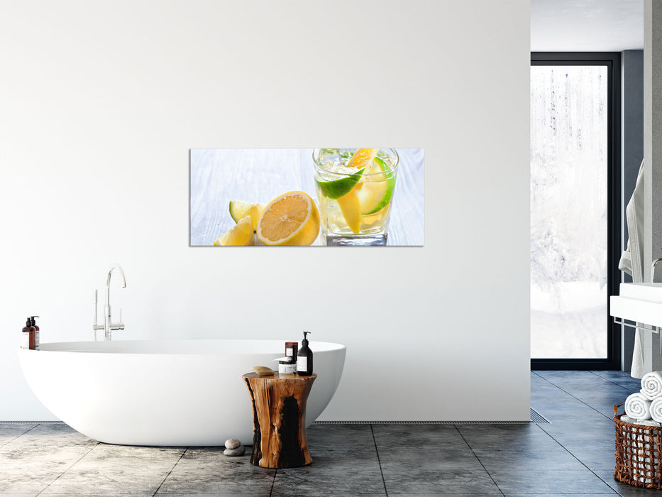 Gin Tonic Shot mit Zitronen, Glasbild Panorama