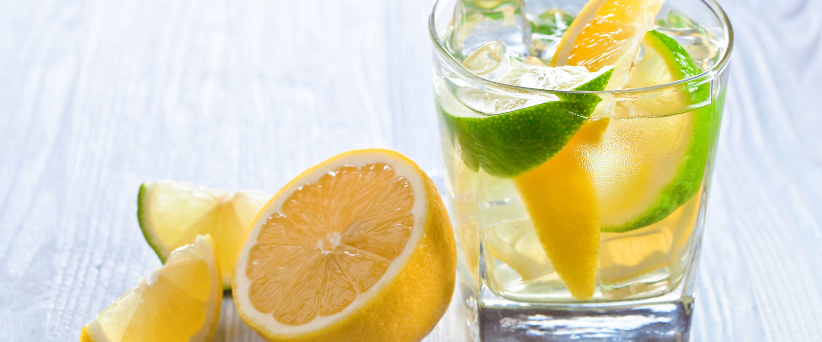 Gin Tonic Shot mit Zitronen, Glasbild Panorama