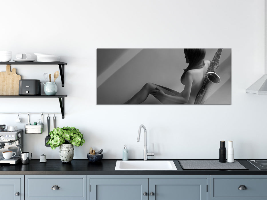 Attraktive Frau mit Saxophone, Glasbild Panorama