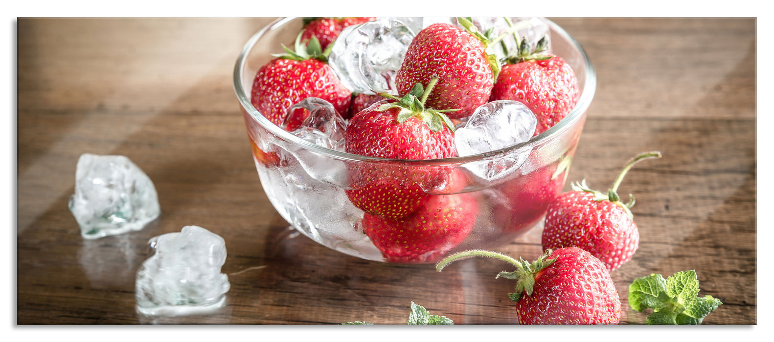 Pixxprint Erdbeeren in Eiswürfeln, Glasbild Panorama