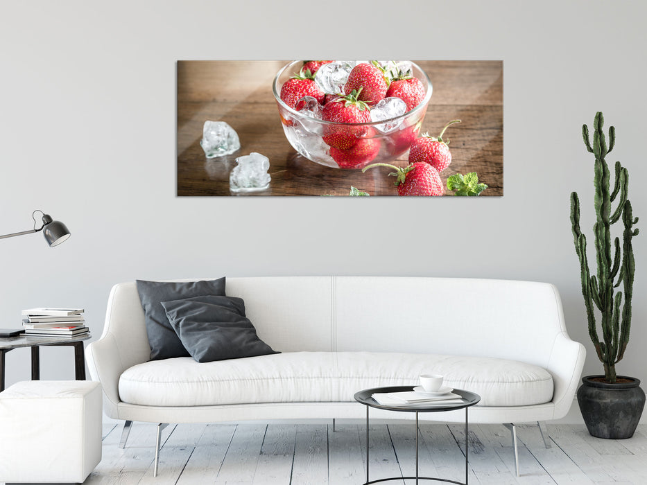 Erdbeeren in Eiswürfeln, Glasbild Panorama