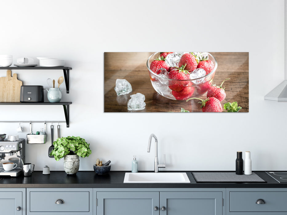 Erdbeeren in Eiswürfeln, Glasbild Panorama