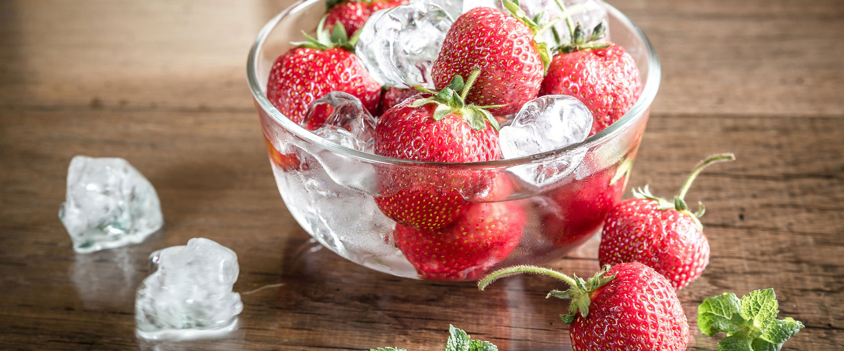 Erdbeeren in Eiswürfeln, Glasbild Panorama