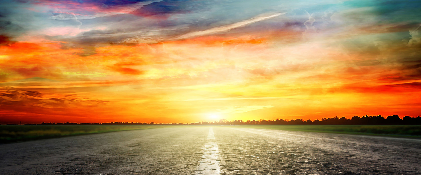 Endlose Straße im Sonnenuntergang, Glasbild Panorama