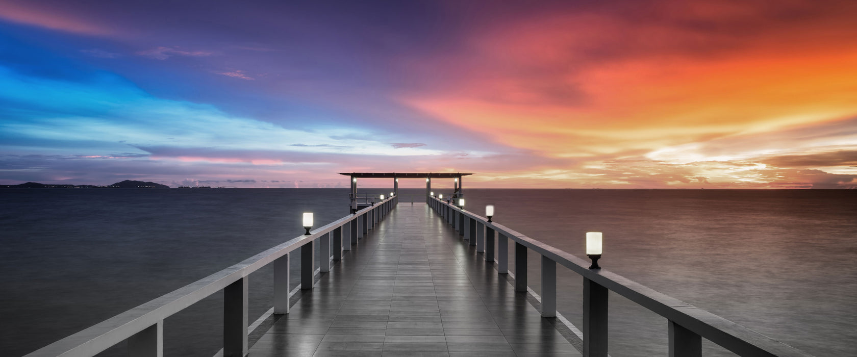 Moderner Holzsteg ins Meer, Glasbild Panorama