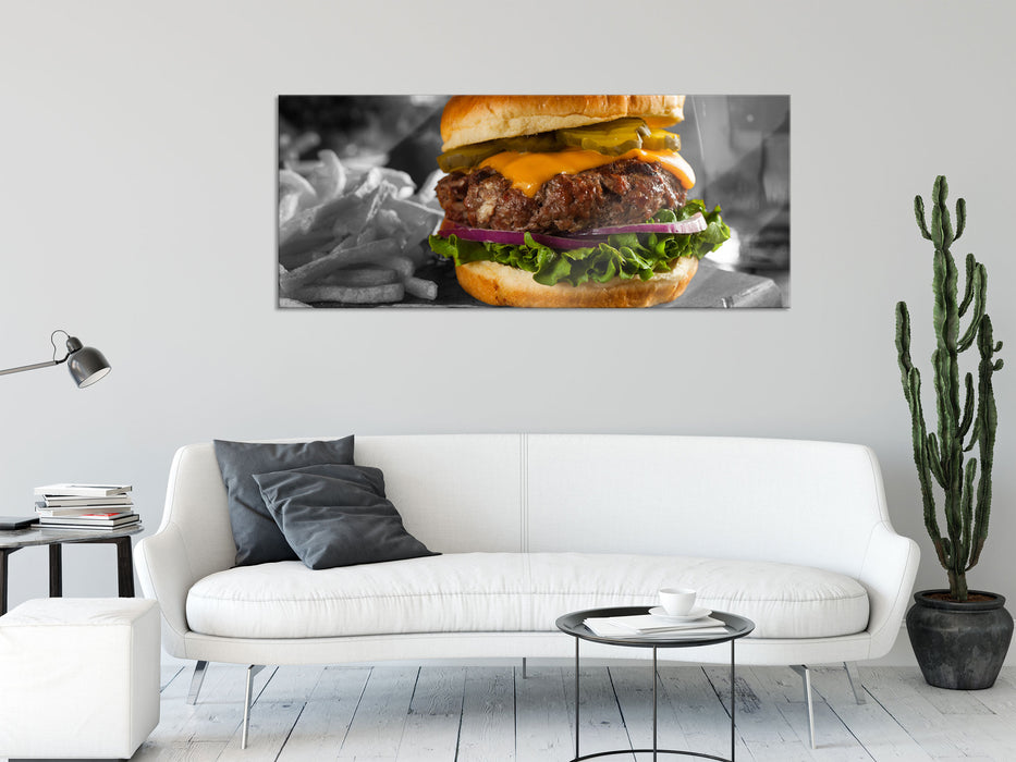 Saftiger Chili Cheese Burger, Glasbild Panorama