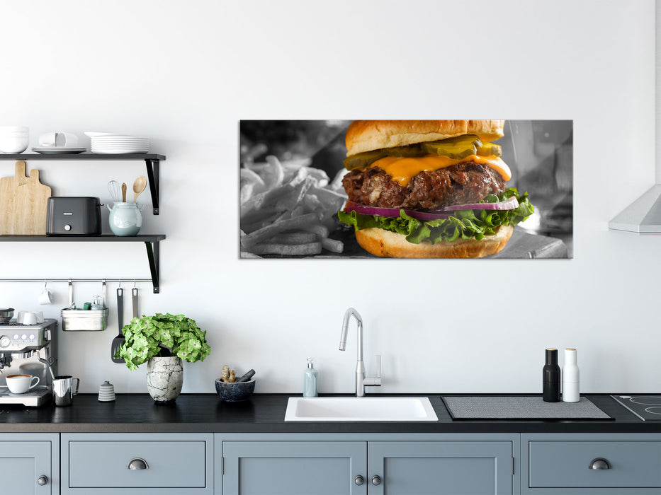 Saftiger Chili Cheese Burger, Glasbild Panorama