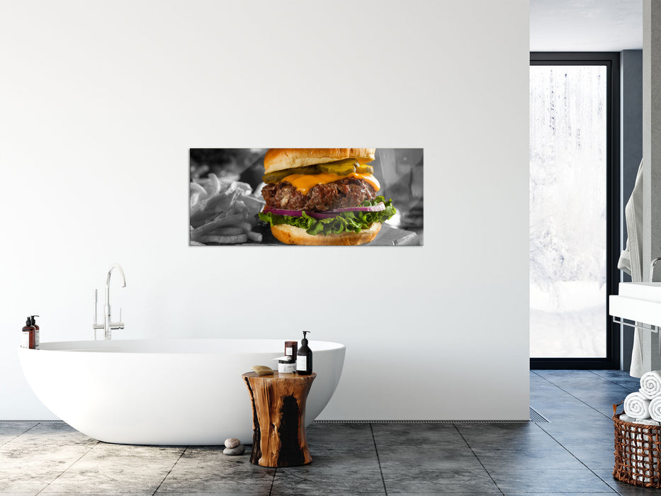 Saftiger Chili Cheese Burger, Glasbild Panorama