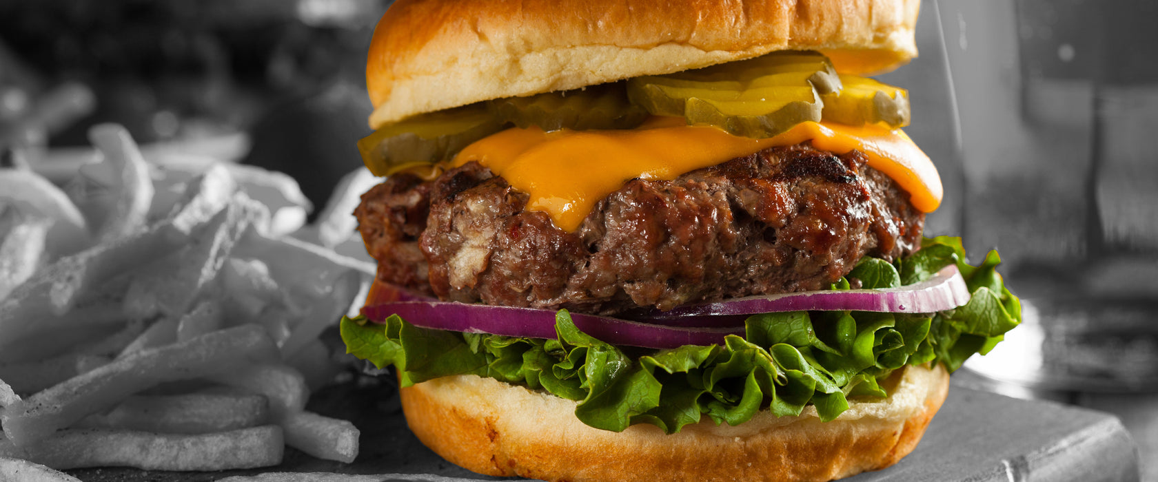 Saftiger Chili Cheese Burger, Glasbild Panorama