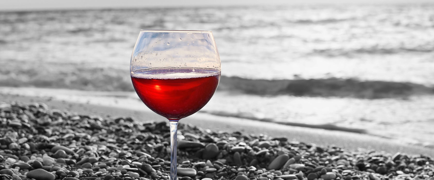 Weinglas am Strand, Glasbild Panorama