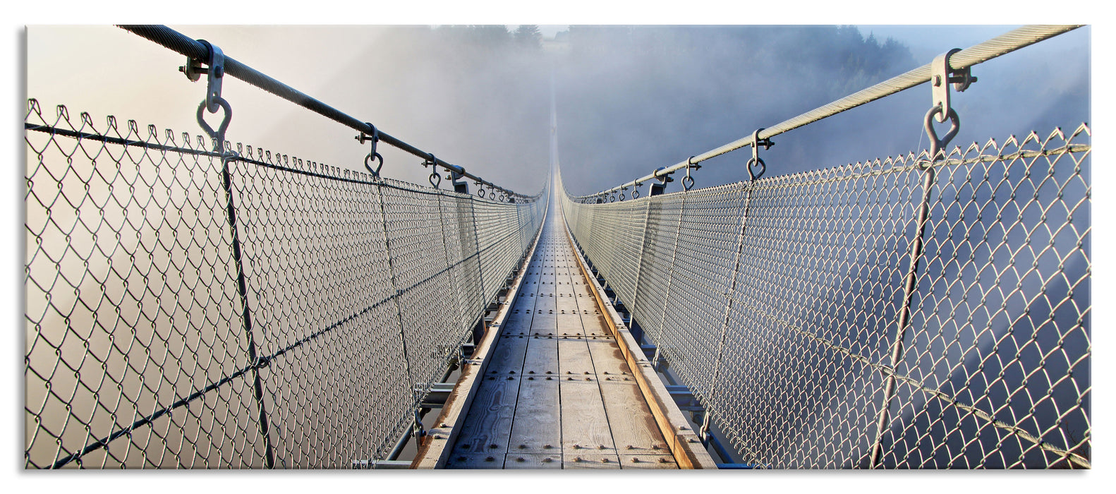 Pixxprint Hängeseilbrücke im Nebelschimmer, Glasbild Panorama