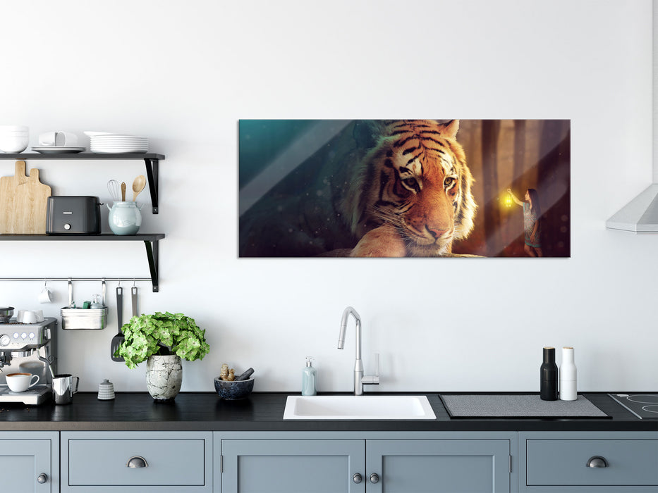 Eine Frau und ein Riesen-Tiger, Glasbild Panorama