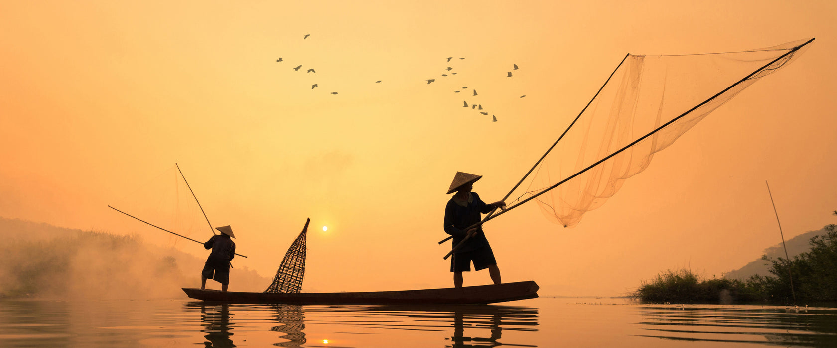 Fischer beim Angeln in Thailand, Glasbild Panorama