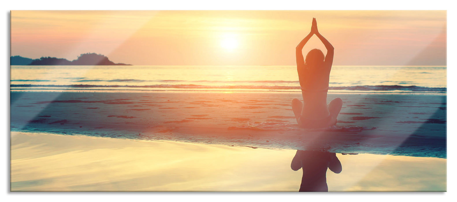 Pixxprint Frau in einer Yogapose am Strand, Glasbild Panorama