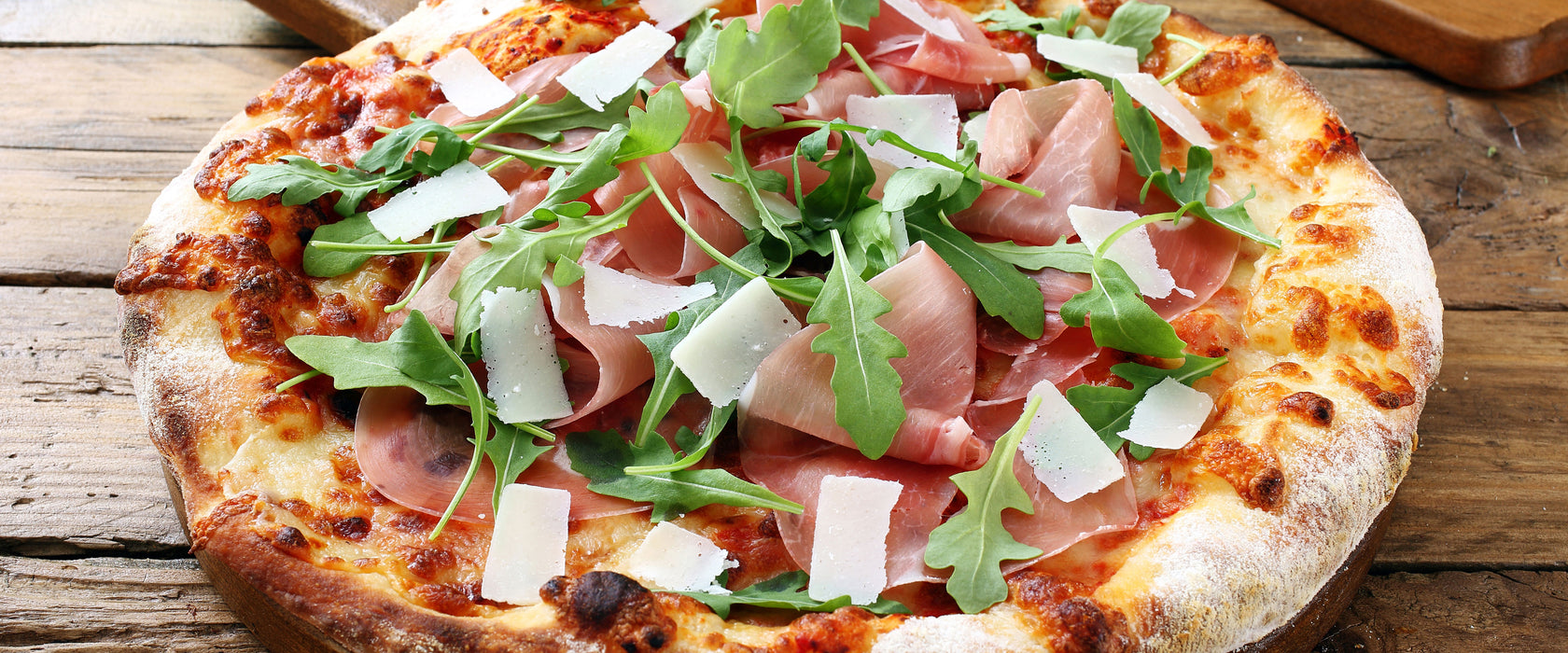 Prosciutto Pizza auf Holztisch, Glasbild Panorama