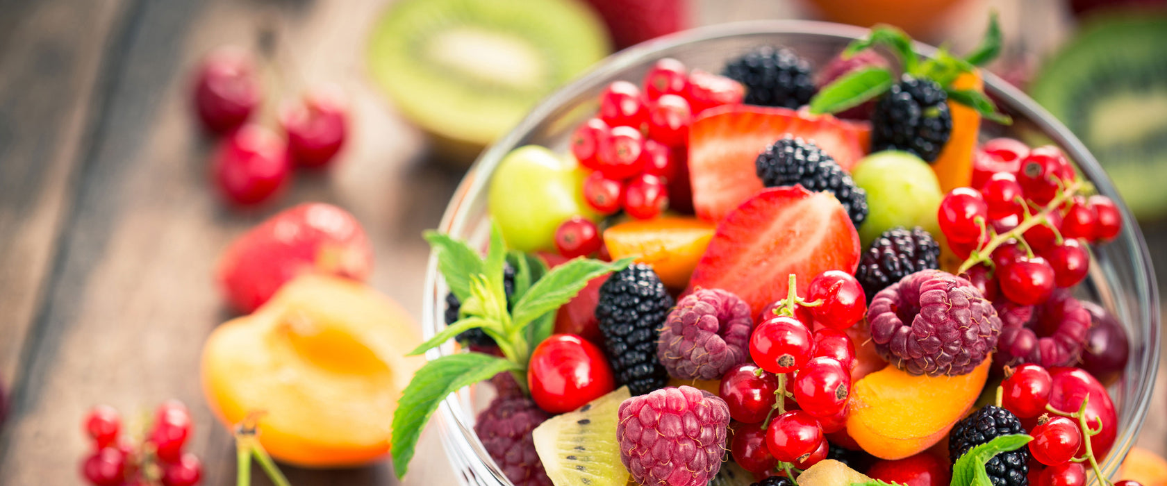Obstsalat in der Schüssel, Glasbild Panorama
