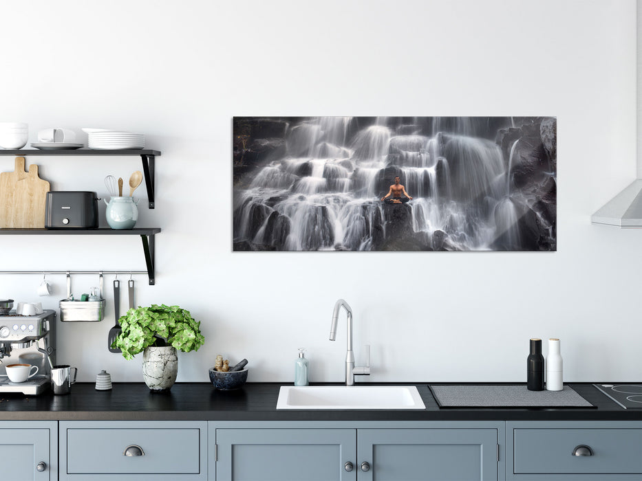 Yoga am Wasserfall in Bali, Glasbild Panorama