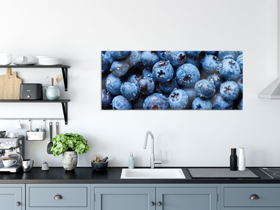 Blaubeeren mit Wassertropfen, Glasbild Panorama