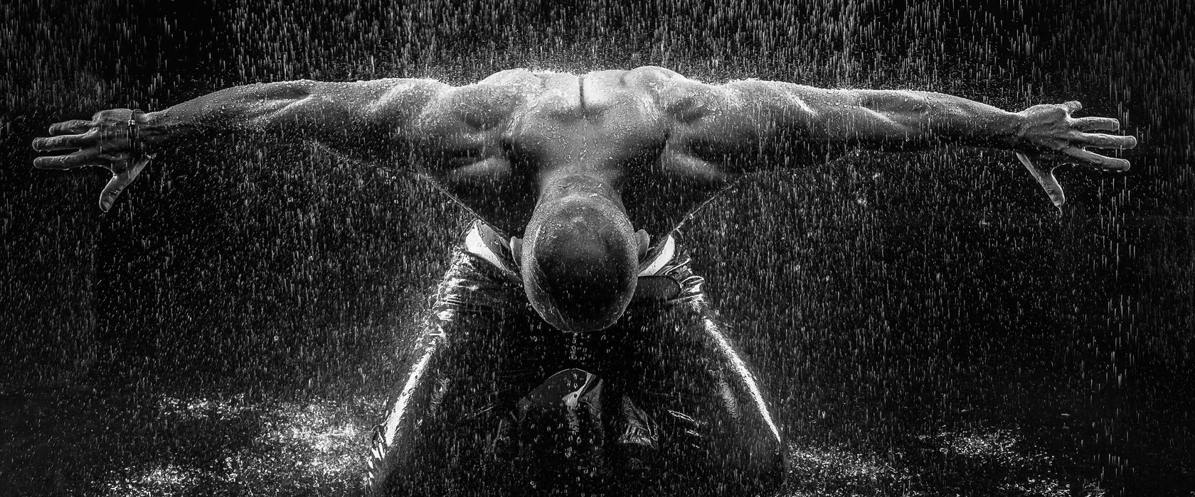 Bodybuilder im Regen, Glasbild Panorama