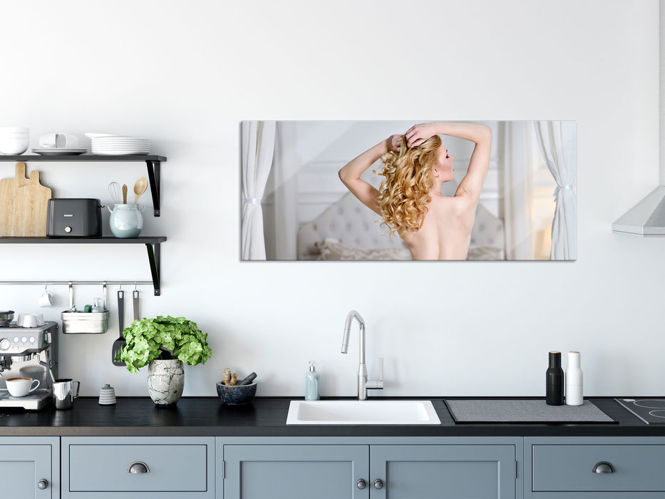 Rücken im Schlafzimmer, Glasbild Panorama