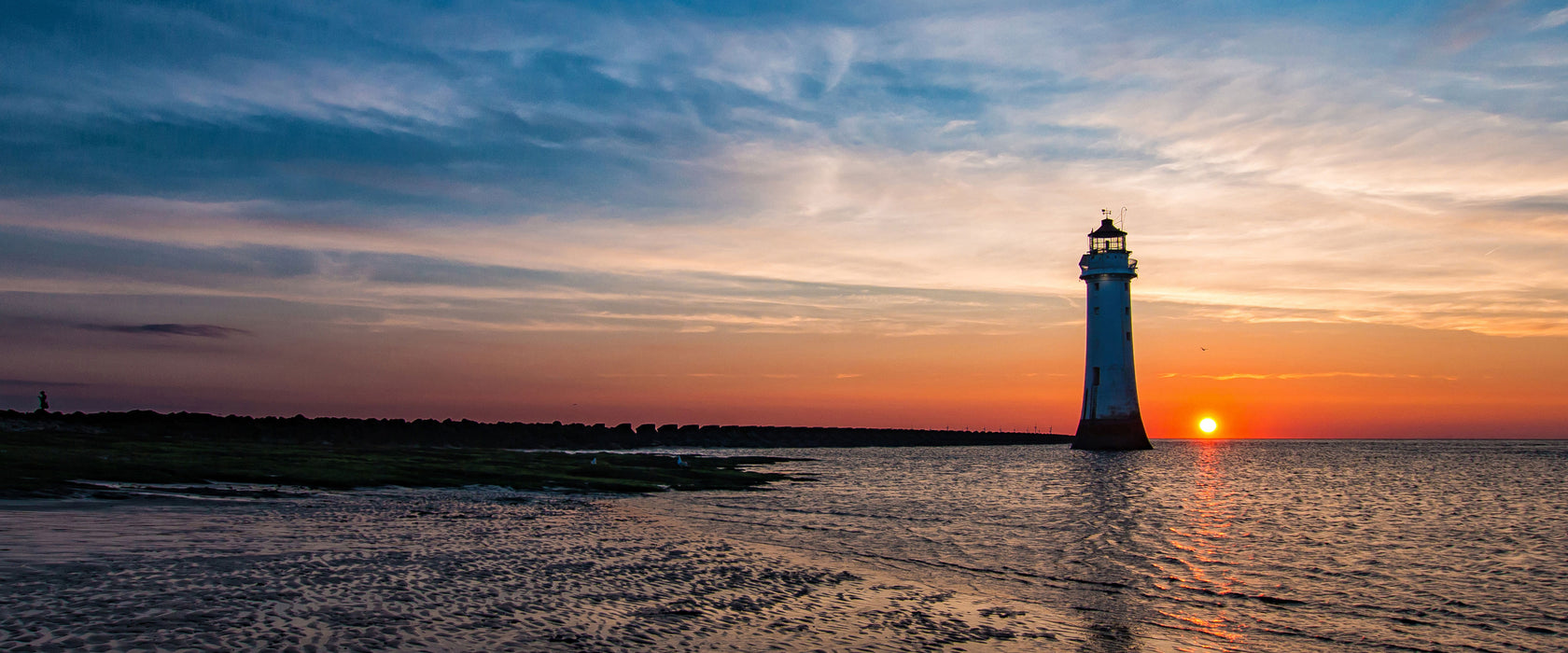 Leuchtturm im Sonnenuntergang, Glasbild Panorama