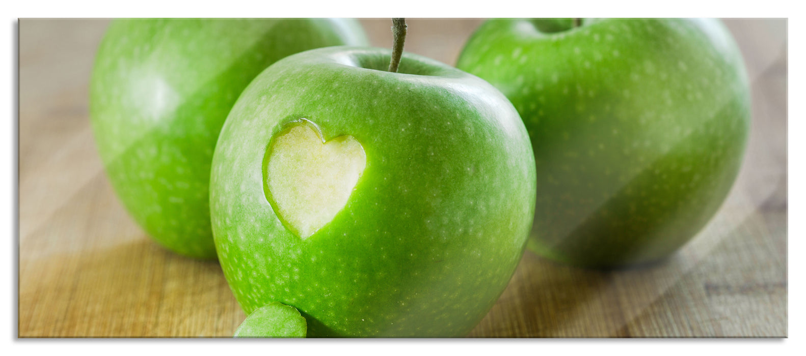 ein Herzchen im Apfel, Glasbild Panorama