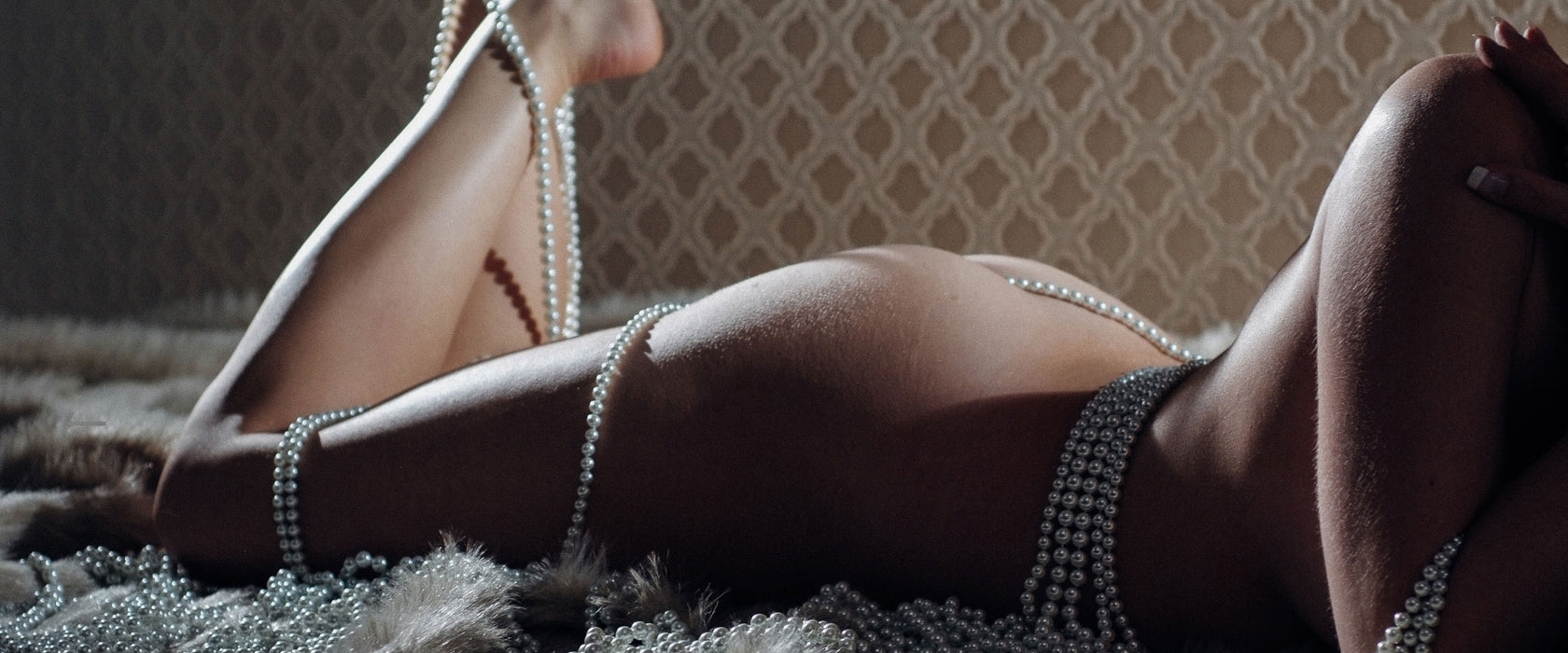 nackte Frau in Perlen eingewickelt, Glasbild Panorama