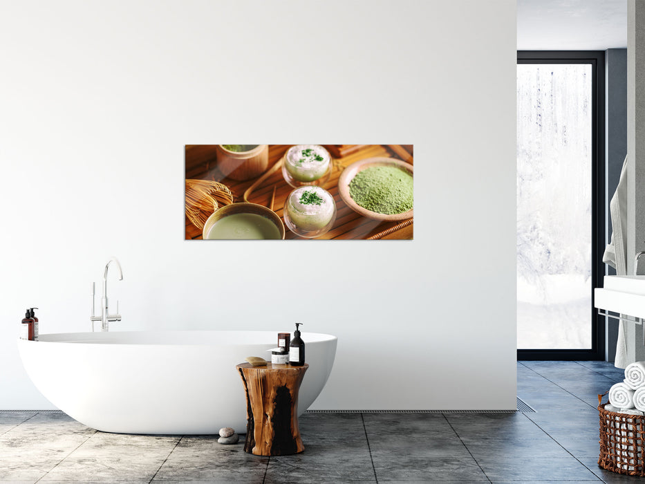 schön dekorierter Matcha Tee, Glasbild Panorama