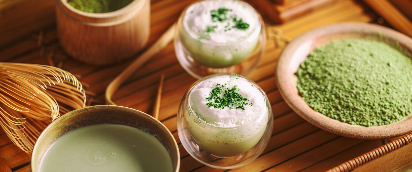 schön dekorierter Matcha Tee, Glasbild Panorama