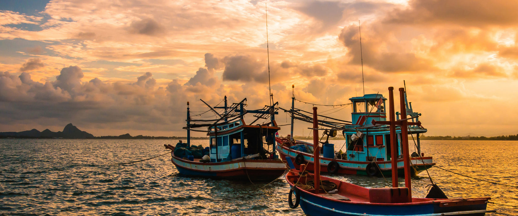 thailändische Fischerboote im Meer, Glasbild Panorama