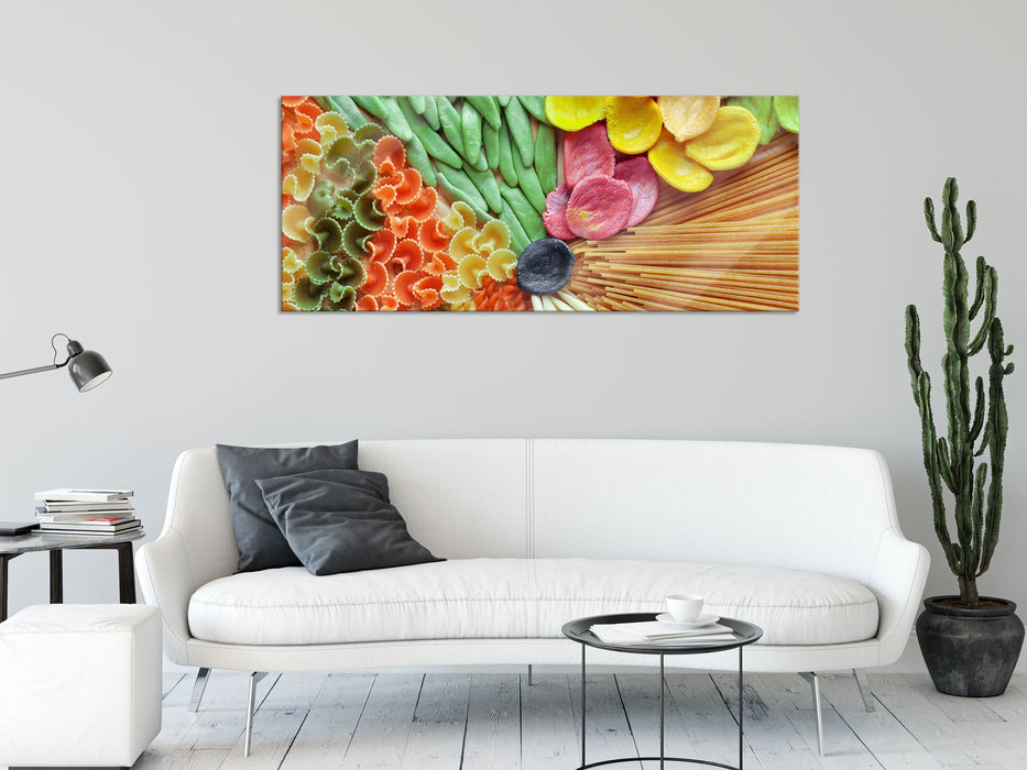 Zusammenstellung von bunten Nudeln, Glasbild Panorama