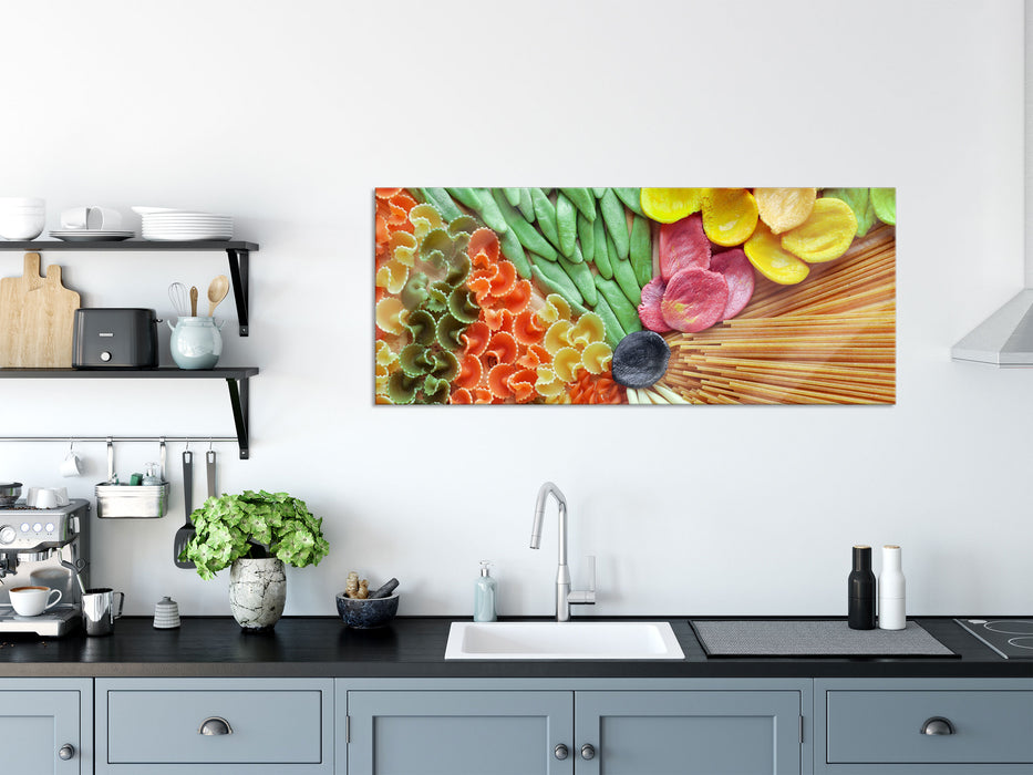 Zusammenstellung von bunten Nudeln, Glasbild Panorama