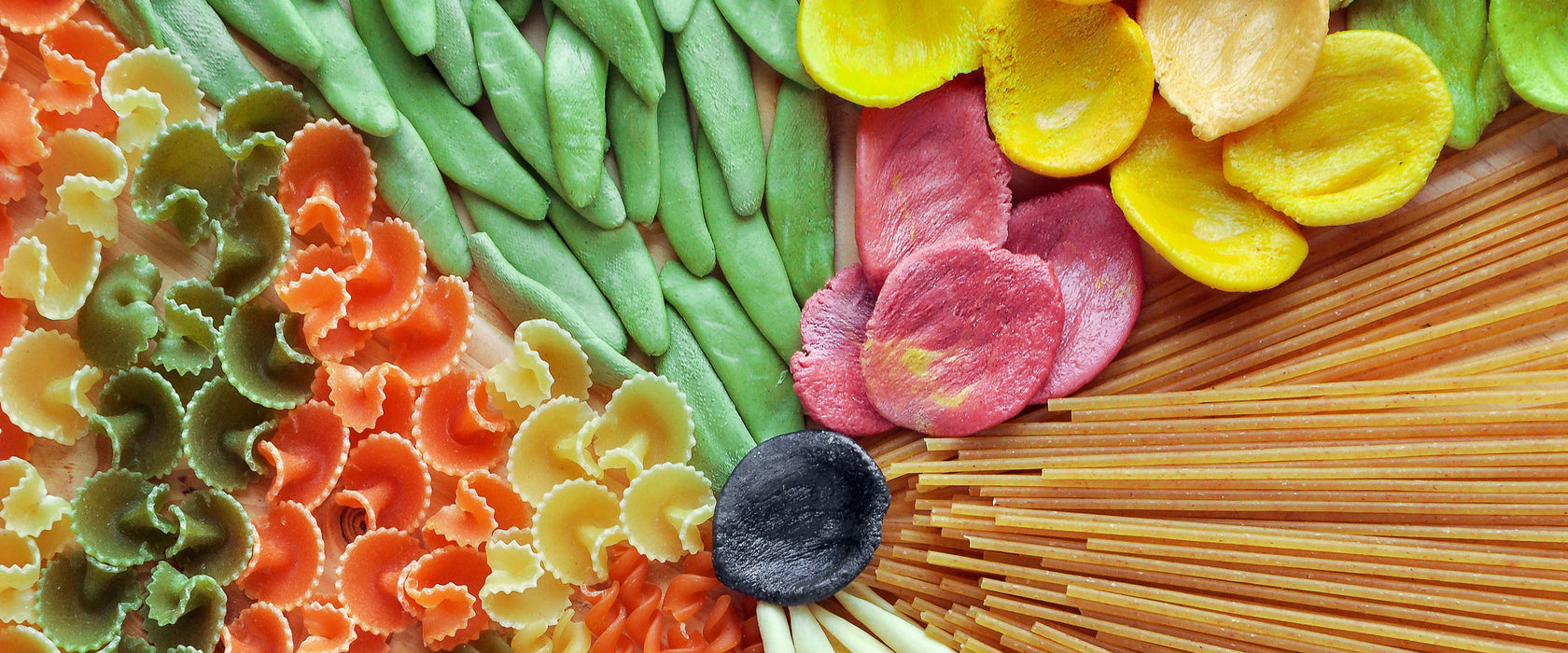 Zusammenstellung von bunten Nudeln, Glasbild Panorama