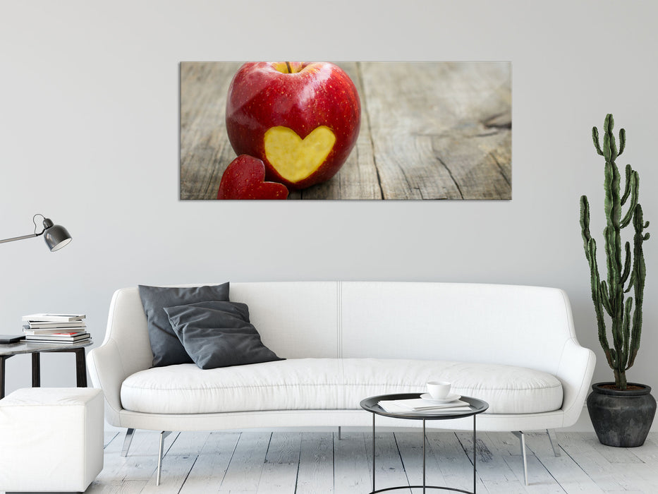 Herzschnitzerei in Apfel, Glasbild Panorama