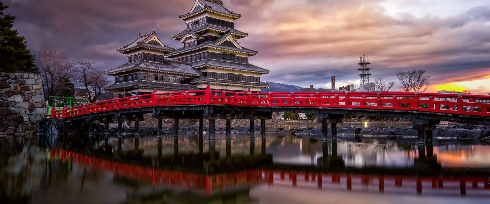 asiatischer Tempel an See, Glasbild Panorama